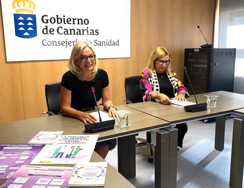 La consejera de Sanidad, Esther Monzón, junto a la directora general de Programas Asistenciales del Servicio Canario de la Salud (SCS), Antonia María Pérez durante la presentación del protocolo Protocolo de detección y actuación sanitaria ante la violencia de género en Atención Primaria