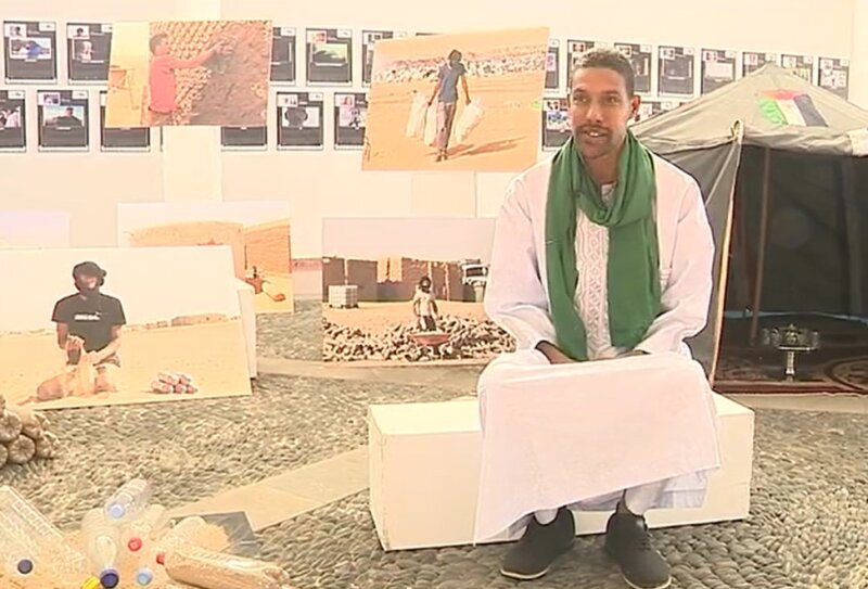Tateh, el saharaui que construye casas con botellas de plástico recicladas