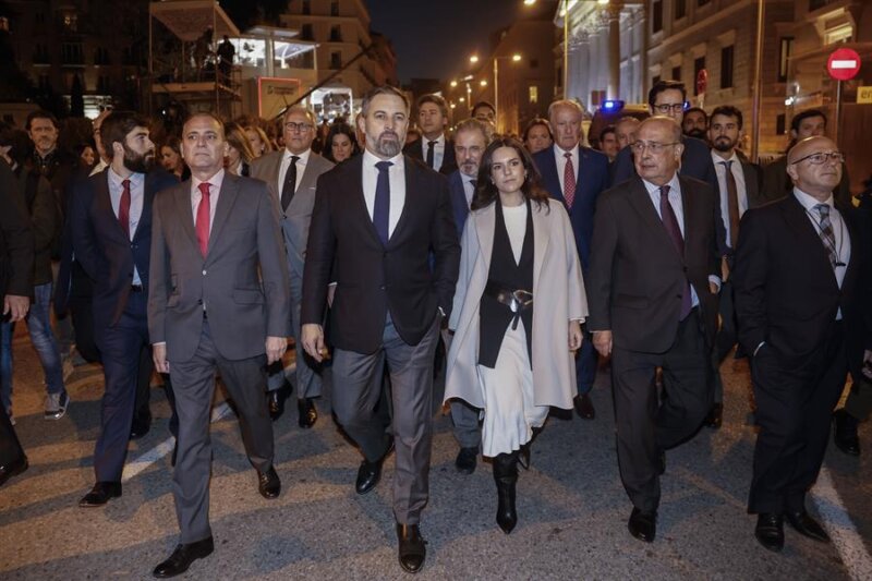 El líder de Vox, Santiago Abascal (c), junto al resto de diputados del partido abandonan el Congreso de los Diputados durante el primer día del debate de investidura del presidente del Gobierno en funciones, Pedro Sánchez, este miércoles en Madrid. EFE/ Sergio Pérez