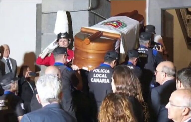 Cientos de personas despiden a Jerónimo Saavedra