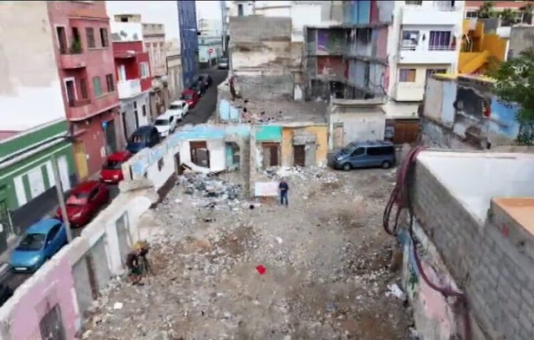 El barrio de La Isleta pierde su esencia entre casas vacías y solares abandonados