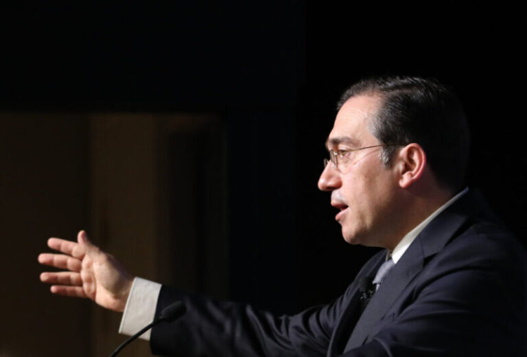 Albares viaja a Rabat para reforzar las relaciones políticas y comerciales