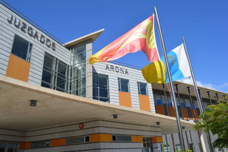 Sale del hospital la mujer a la que su pareja intentó quemar junto a su hijo en Tenerife