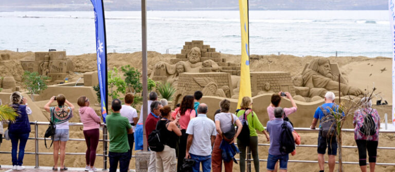 El Belén de Arena inaugura la Navidad en Las Canteras