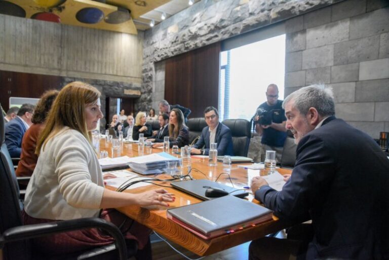 Canarias pide al Estado abrir una mesa de diálogo para culminar las transferencias de competencias
