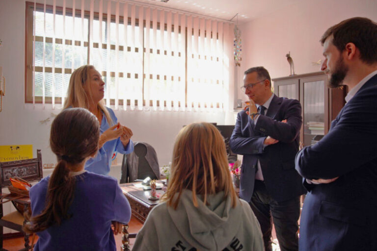 La principal preocupación de los docentes de Canarias es el exceso de burocracia