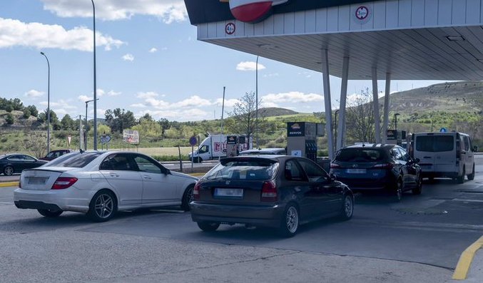 La gasolina alcanza su precio más bajo del año. Imagen: Estación de servicio. Europa Press