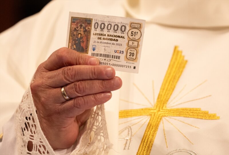 Un sacerdote sujeta un décimo durante el Sorteo Extraordinario de la Lotería de Navidad 2023 en el Teatro Real de Madrid, a 22 de diciembre de 2023, en Madrid (España).Eduardo Parra / Europa Press 22/12/2023