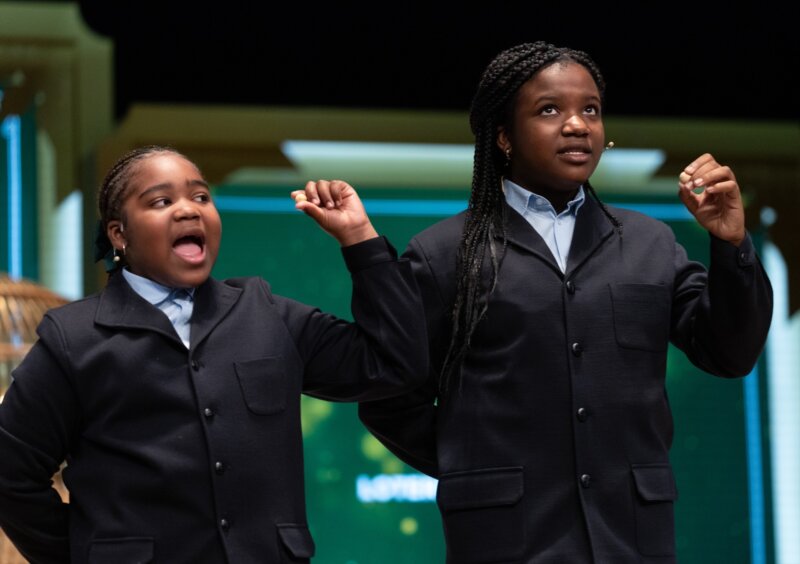 Yesica Paola Valencia Gómez (d) y Ainhoa Rosero Gómez (i) cantan un quinto premio, el número 88979, durante el Sorteo Extraordinario de la Lotería de Navidad 2023 en el Teatro Real de Madrid, a 22 de diciembre de 2023, en Madrid (España). Eduardo Parra / Europa Press 22/12/2023