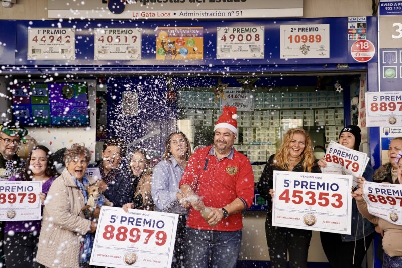 Varios agraciados celebran el la administración de La Gata Loca, el quintos premios del Sorteo Extraordinario de Lotería de Navidad 2023, correspondiente a los números, 88979 y 45353 a 17 de Málaga (España), a 22 de diciembre de 2023, en Dos Hermanas (Servilla, Andalucía). Álex Zea / Europa Press 22/12/2023