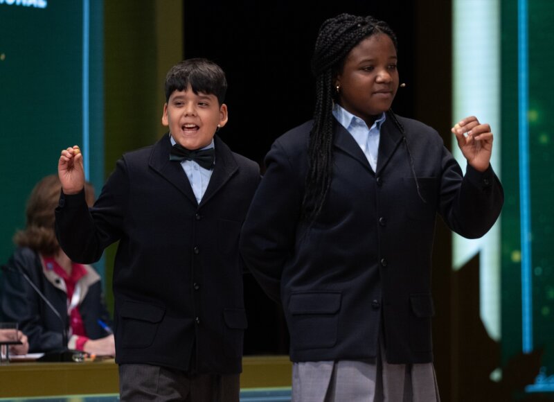 Yesica Paola Valencia y Francisco Moreno cantan el segundo premio, el número 58303, durante el Sorteo Extraordinario de la Lotería de Navidad 2023 en el Teatro Real de Madrid, a 22 de diciembre de 2023, en Madrid (España). Eduardo Parra / Europa Press 22/12/2023