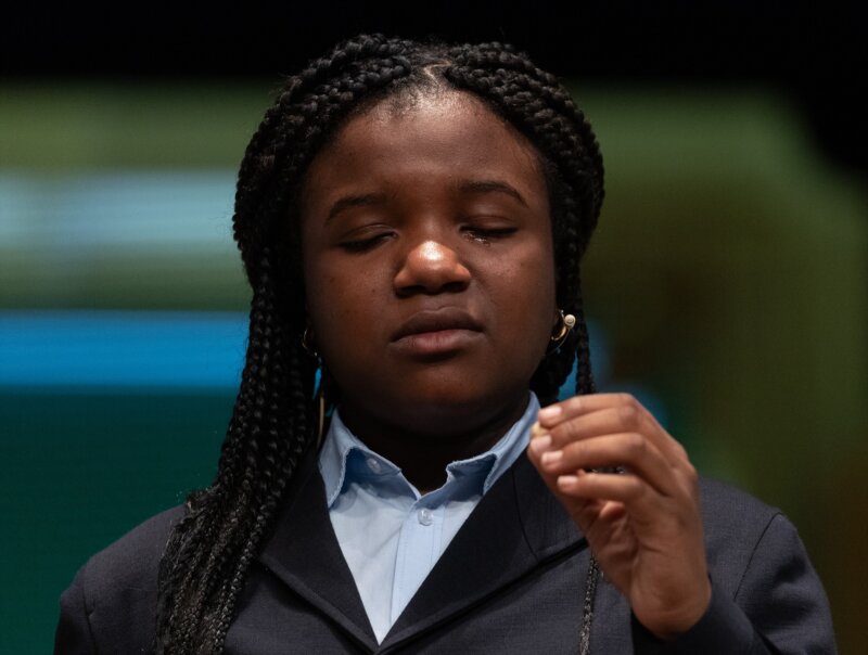Yesica Paola Valencia canta el primer premio, el número 88008, durante el Sorteo Extraordinario de la Lotería de Navidad 2023 en el Teatro Real de Madrid, a 22 de diciembre de 2023, en Madrid (España). La emoción se refleja en su cara. Eduardo Parra / Europa Press 22/12/2023
