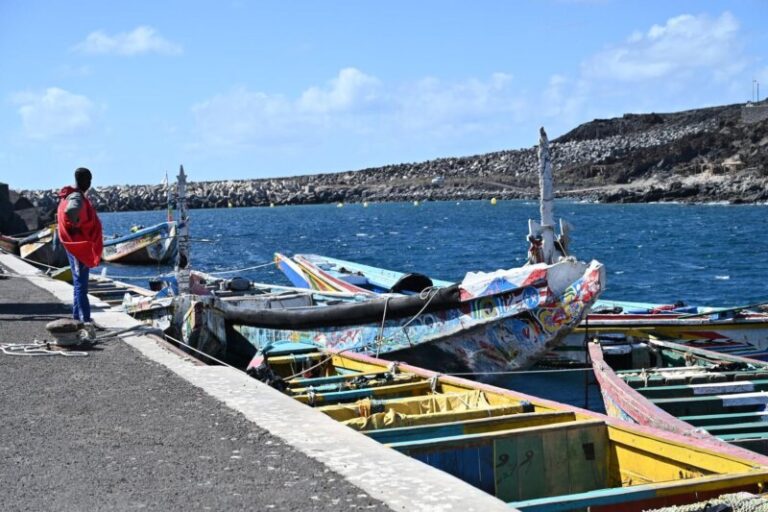 Comienzan a retirarse los cayucos acumulados en La Restinga