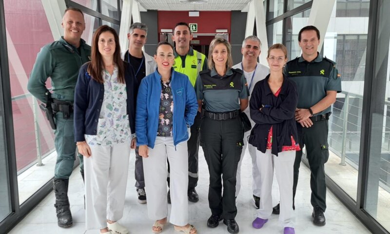 La visita se desarrolló por las zonas de hospitalización, consultas y urgencias donde los niños conocieron las labores de La Guardia Civil