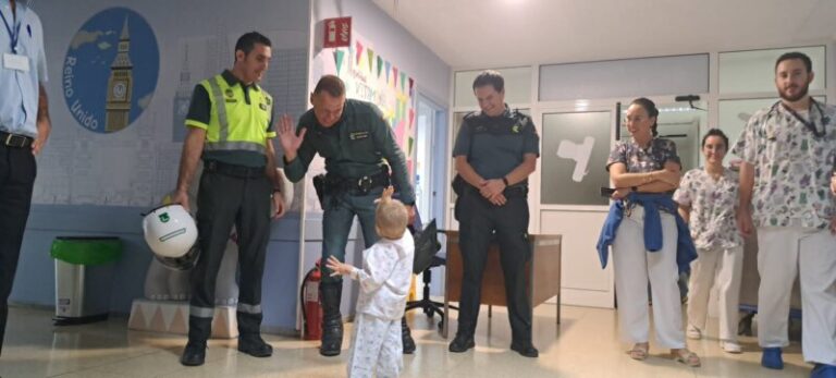 La Guardia Civil visita a los niños del Hospital Materno Infantil en Gran Canaria