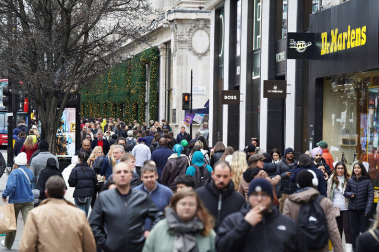 Manifestantes llaman al boicot de productos israelíes durante una marcha en el centro comercial de Londres