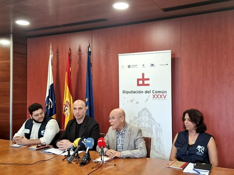 El Observatorio de Derechos Sociales de Canarias entrega a la Diputación del Común el informa sobre los Presupuestos Generales de la Comunidad Autónoma para 2024. Imagen Diputación del Común