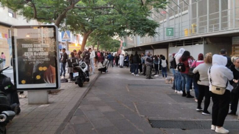 Colas en el Heliodoro para hacerse con una entrada para el recibimiento de los Reyes Magos