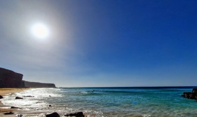 Canarias despedirá 2023 con tiempo estable, sol y algo de calima