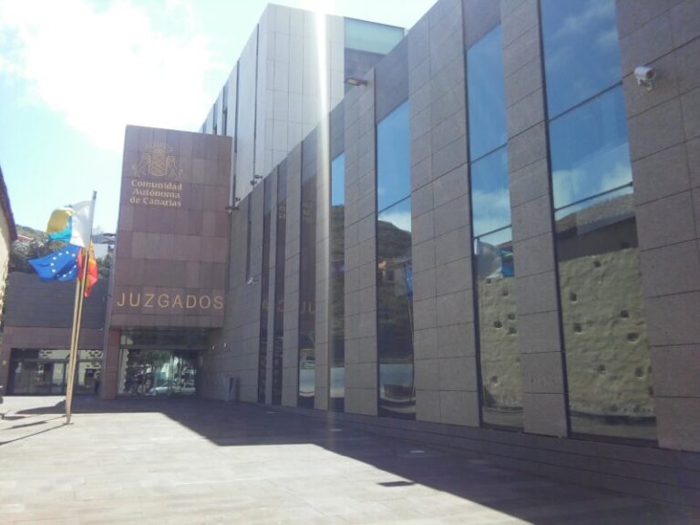 La ULL suspende cautelarmente la labor docente de Pérez-Camacho