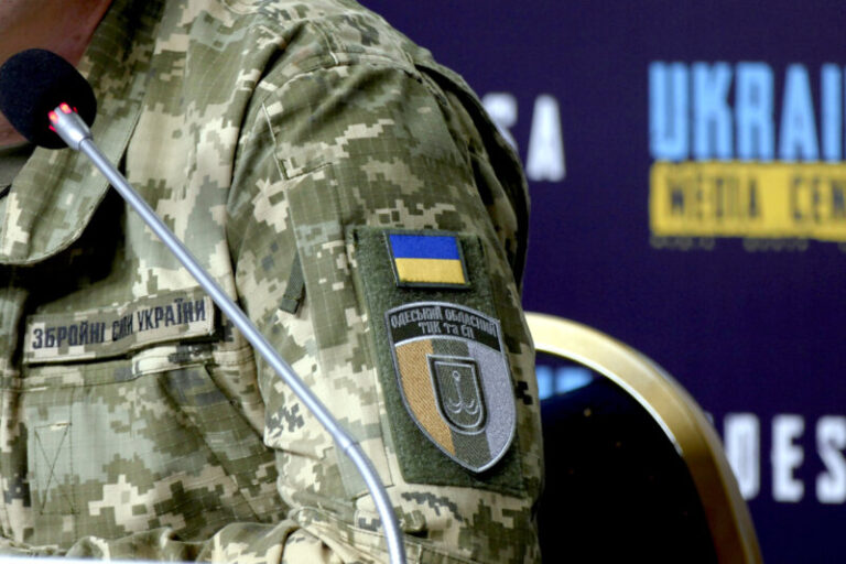 Casi 30 heridos después de que se arrojaran tres granadas en un ayuntamiento en el oeste de Ucrania