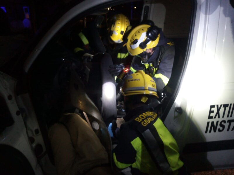 Rescatan a un hombre atrapado en su vehículo tras chocar contra una palmera