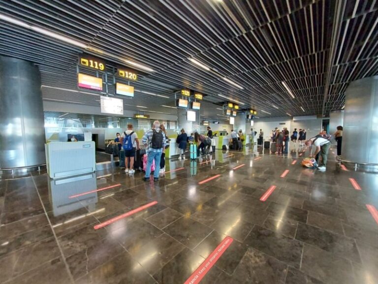 La alegría y los reencuentros compensan las demoras en el aeropuerto de Gran Canaria
