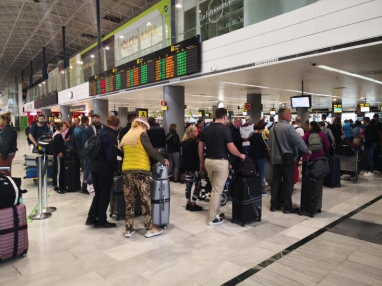 Domingo de movimiento en los puertos y aeropuertos canarios