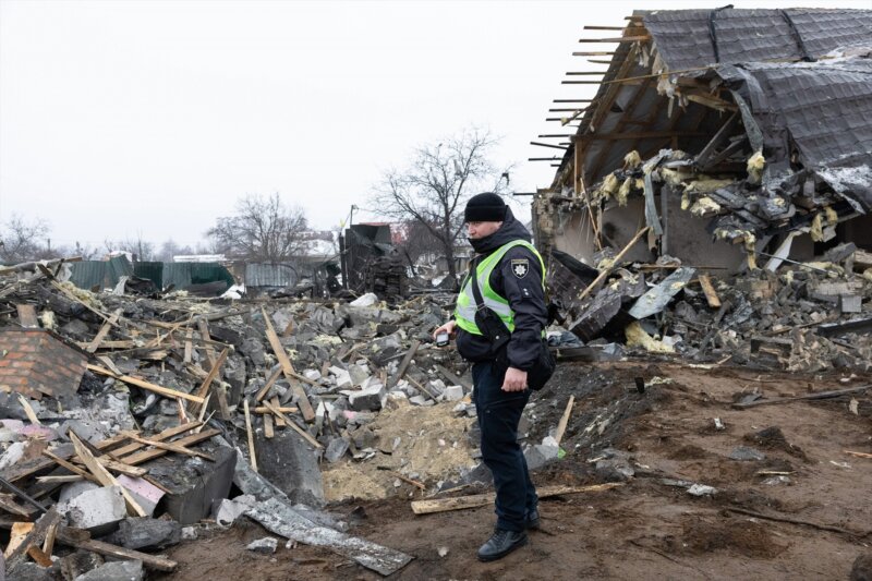 Un agente de Policía ante un cráter creado en un ataque con misiles sobre Kiev - Europa Press/Contacto/Oleksii Chumachenko