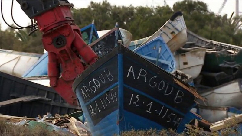 Comienza la destrucción de pateras y cayucos en el muelle de Arinaga, Gran Canaria