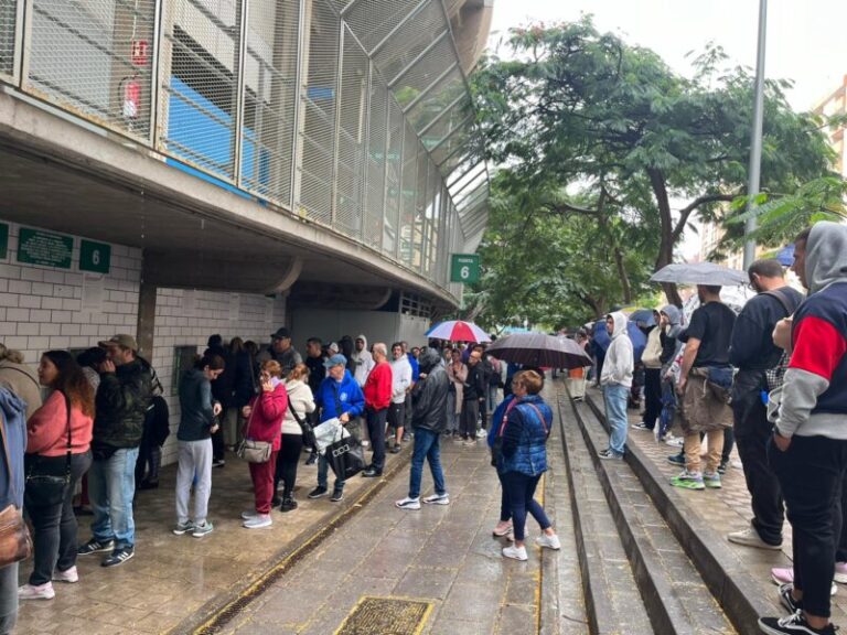 Colas en el Heliodoro para comprar entradas para el derbi canario de Copa del Rey