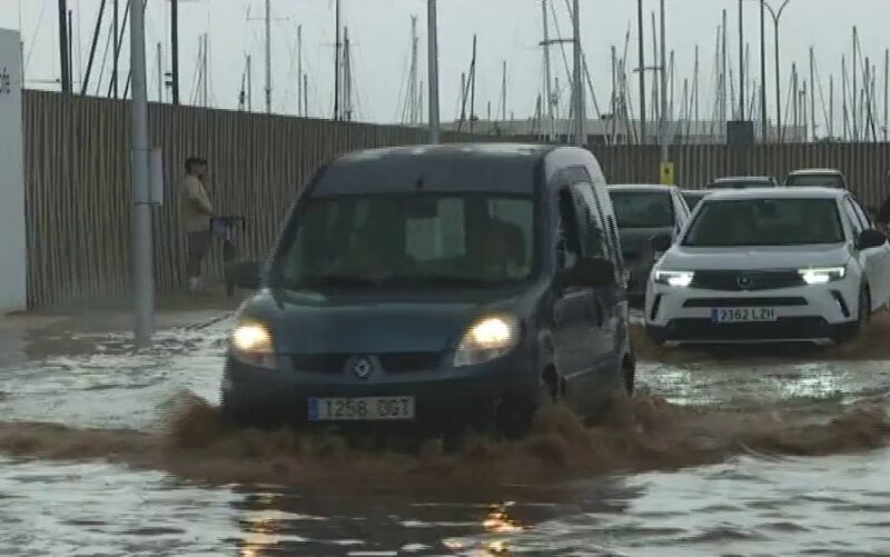 Una lluvia histórica en Arrecife siembra el caos en la ciudad