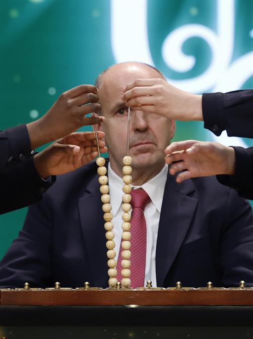  Dos niños de San Ildefonso cantan los números y sus correspondientes premios ante uno de los responsables de Loterías durante el sorteo extraordinario de Navidad de la Lotería Nacional este viernes en el Teatro Real de Madrid. EFE/ J.J. Guillén