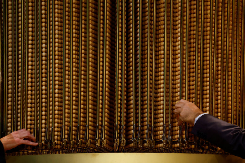 Los trabajadores de lotería comprueban las bolas de lotería con números antes del inicio del sorteo de la tradicional Lotería de Navidad de España 'el Gordo', en el Teatro Real, en Madrid, España, el 22 de diciembre de 2023. REUTERS/Susana VeraLos trabajadores de lotería comprueban las bolas de lotería con números antes del inicio del sorteo de la tradicional Lotería de Navidad de España 'el Gordo', en el Teatro Real, Madrid, España, 22 de diciembre de 2023. REUTERS/Susana VeraLos trabajadores de lotería comprueban la lotería Bolas con números antes del inicio del sorteo de la tradicional Lotería de Navidad de España 'el Gordo', en el Teatro Real, Madrid, España, 22 de diciembre de 2023. REUTERS/Susana Vera