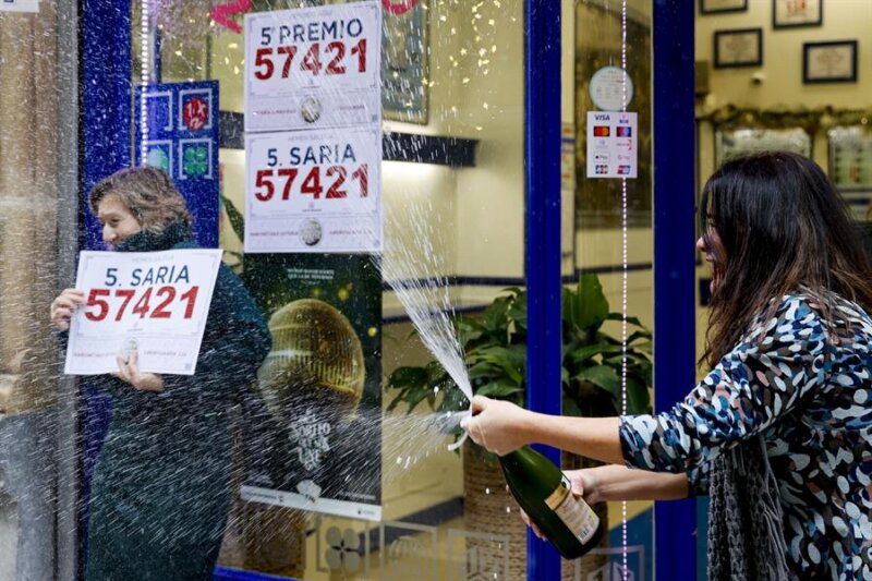  Celebraciones este viernes en la administración de Lotería de la calle Ledesma, en el centro de Bilbao, que ha vendido 90 series de uno de los quintos premios de la Lotería de Navidad (57421), con lo que ha repartido 5.400.000 euros, y uno de los décimos agraciados se vendió ayer por la tarde. EFE/ Luis Tejido
