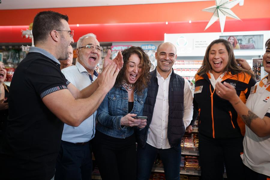 GRANADILLA DE ABONA (TENERIFE), 22/12/2023.- Los propietarios y sus empleados de la gasolinera La Chasnera, en el km 54 en la autopista TF-1 en el municipio de Granadilla de Abona (Tenerife), celebran haber vendido dos décimos el segundo premio de la lotería de Navidad con el número 58303. EFE/ Ramón De La Rocha