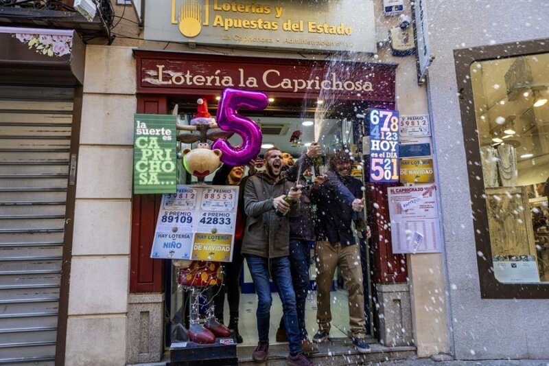TOLEDO, 22/12/2023.- Vista de la administración La Caprichosa de Toledo mientras celebran tras haber vendido décimos varios de los quintos premios del sorteo extraordinario de la Lotería de Navidad, este viernes. EFE/ Ángeles Visdómine
