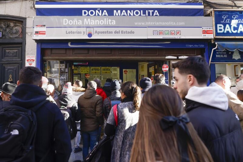 MADRID, 22/12/2023.- Varias personas congregadas ante la sucursal Doña Manolita de Madrid durante la celebración del sorteo extraordinario de Navidad de la Lotería Nacional, este viernes. EFE/Aitor Martín