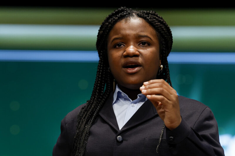 MADRID, 22/12/2023.- Yesica Paola Valencia Gómez canta el gordo que este año ha recaído en el número 88.008 durante el sorteo extraordinario de Navidad de la Lotería Nacional este viernes en el Teatro Real de Madrid. EFE/ J.J. Guillén