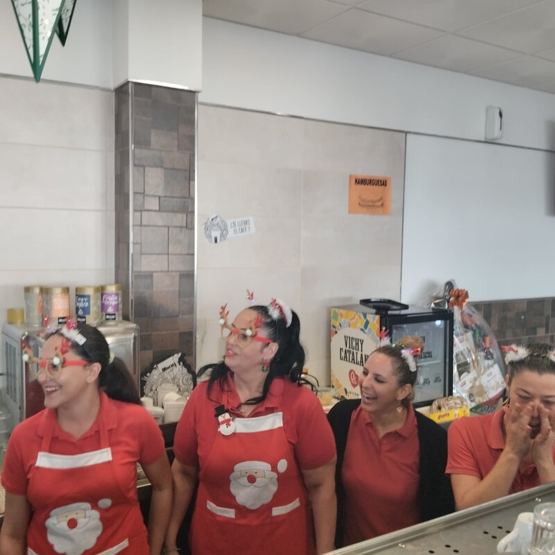 Celebraciones en la gasolinera La Chasnera, más conocida como gasolinera de la suerte, en Tenerife tras caer varios quintos premios / Televisión Canaria 