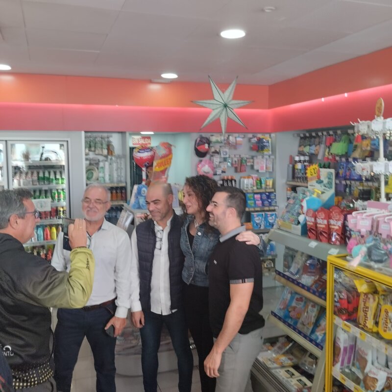 Celebraciones en la gasolinera La Chasnera, más conocida como gasolinera de la suerte, en Tenerife tras caer varios quintos premios / María Herrera / Televisión Canaria 