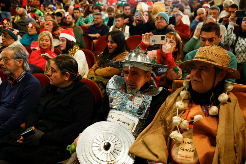 Los trabajadores de lotería comprueban las bolas de lotería con números antes del inicio del sorteo de la tradicional Lotería de Navidad de España 'el Gordo', en el Teatro Real, en Madrid, España, el 22 de diciembre de 2023. REUTERS/Susana VeraLa gente disfrazada espera antes del inicio del sorteo de la tradicional Lotería de Navidad de España 'el Gordo', en el Teatro Real, en Madrid, España, el 22 de diciembre de 2023. REUTERS/Susana Vera