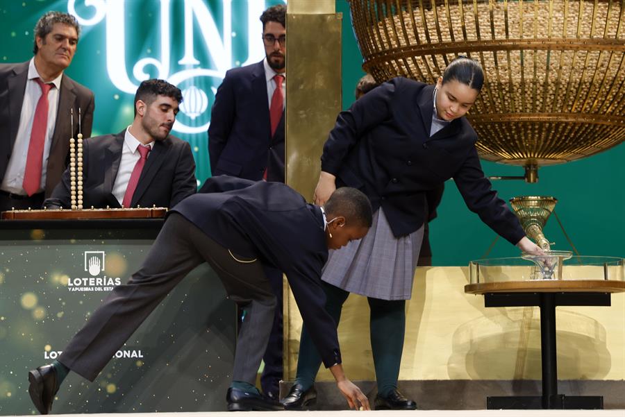 El sorteo de la Lotería ha dejado algunas anécdotas como que se escapen algunas bolas de las que cantan los niños de San ildefonso / EFE