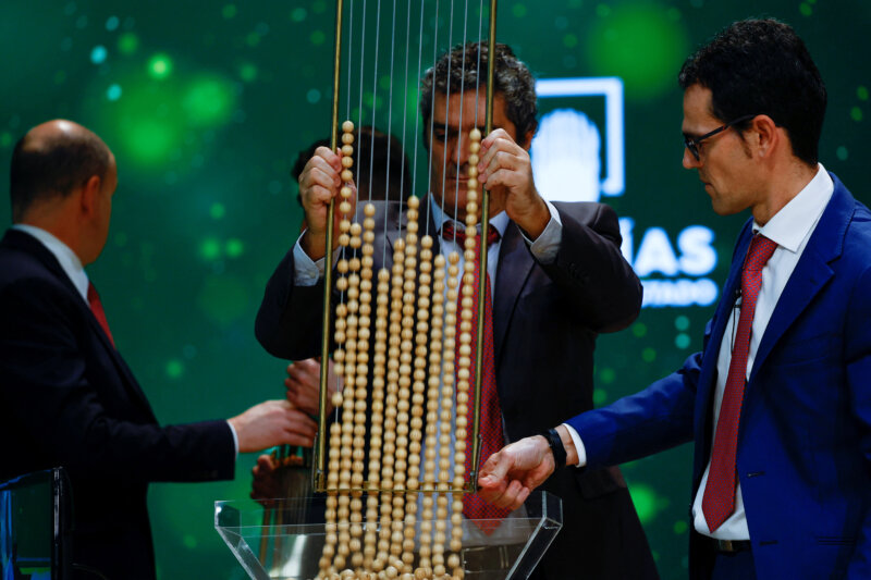Los trabajadores de lotería preparan los números de lotería con los premios ganadores antes del inicio del sorteo de la tradicional Lotería de Navidad de España 'el Gordo', en el Teatro Real, Madrid, España, el 22 de diciembre de 2023. REUTERS/Susana Vera