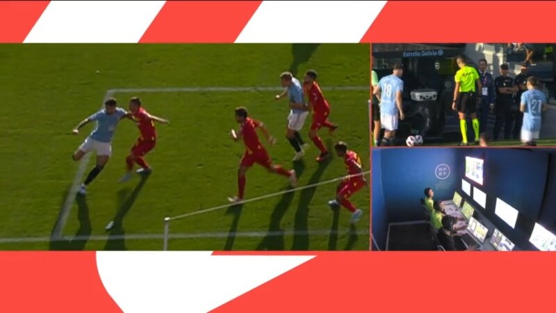 Imagen de la revisión de una jugada en un partido de fútbol entre los árbitros de campo y el VAR 