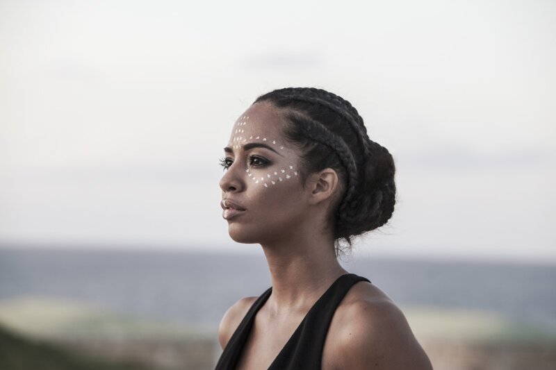 Eme Alfonso ha heredado la habilidad de fundir los sonidos de Cuba con otros géneros musicales y ha logrado un sonido único