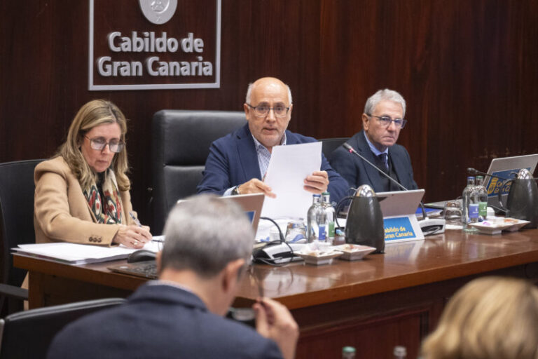 El Cabildo de Gran Canaria aprueba una modificación presupuestaria en un pleno con interrupciones