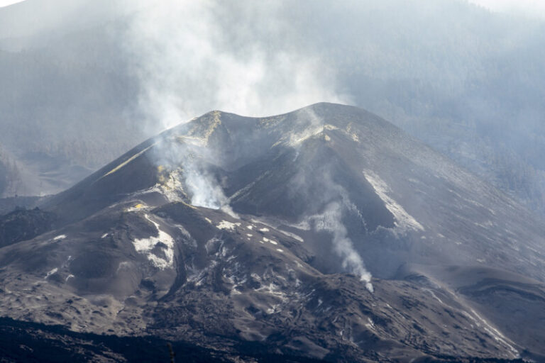 Dos fallas tectónicas activas “controlaron” la erupción en La Palma