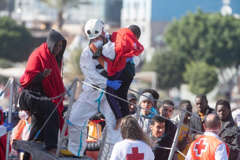 Finalizan los trámites para el traslado de 227 menores inmigrantes desde Canarias. Imagen de archivo del rescate de 59 personas localizadas a bordo de una lancha neumática a 73 kilómetros al este de Lanzarote. EFE/Carlos de Saá