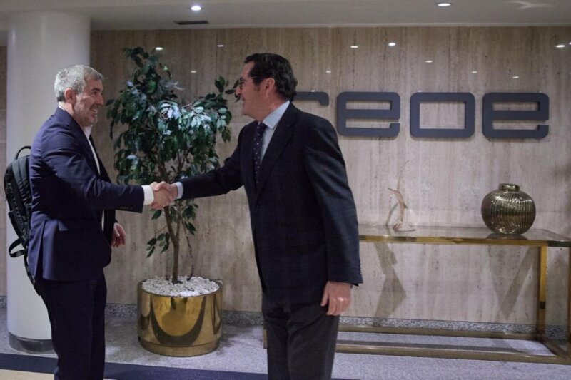 Saludo entre Fernando Clavijo y Antonio Garamendi. Foto Gobierno de Canarias 